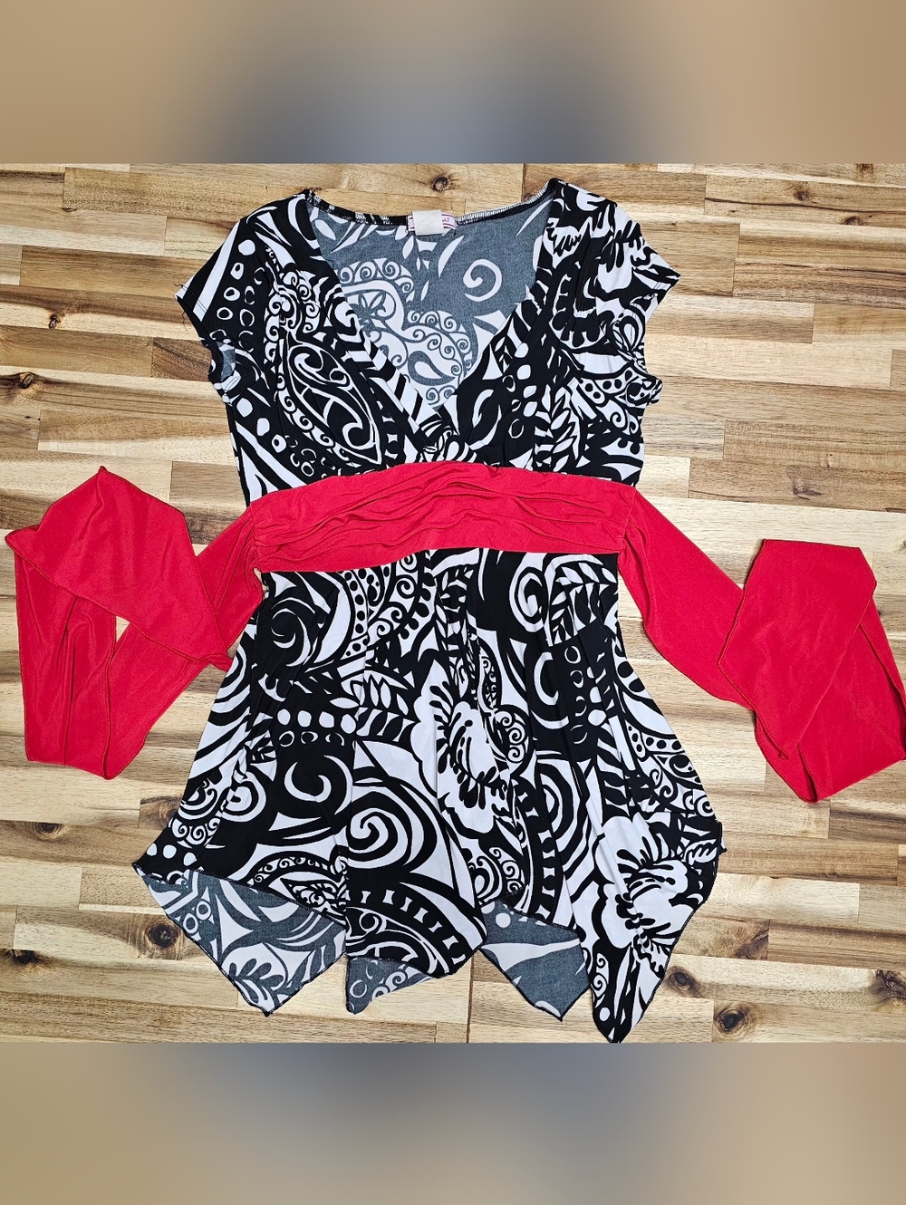 Black & White Printed V-Neck Tunic with Red Sash - Women